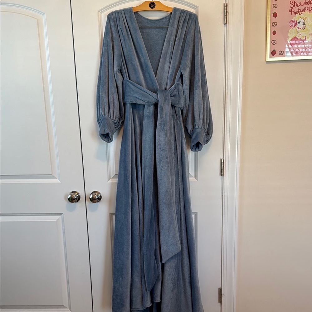 Catherine DLish Gown/Robe M NWOT